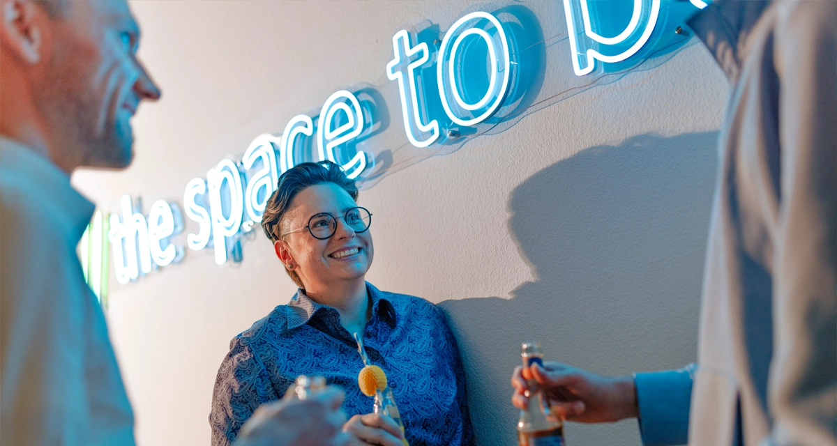 Teammitglieder stoßen nach der Arbeit mit kühlen Getränken an